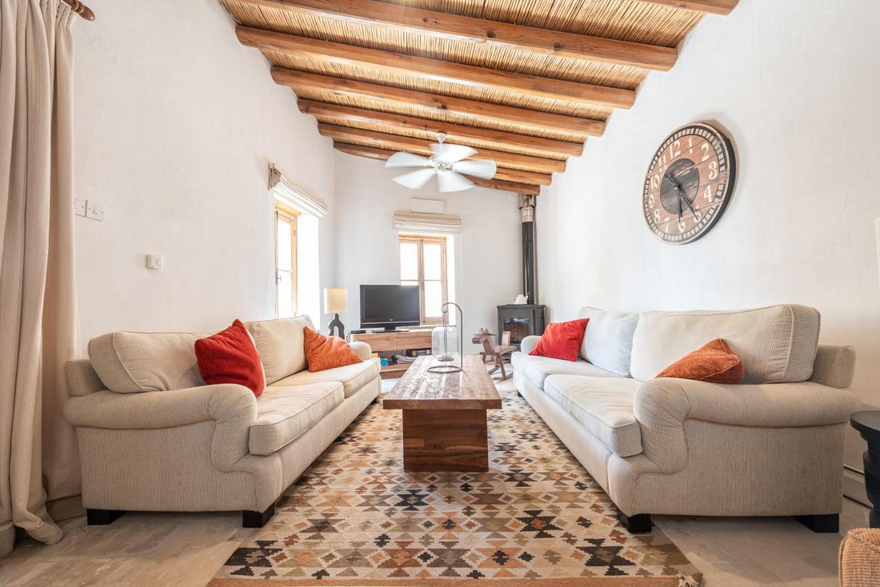 The Carob Tree Villa - Rustic Luxury Home With Access To Pool And Restaurant Larnaca Buitenkant foto
