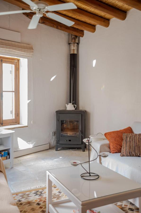 The Carob Tree Villa - Rustic Luxury Home With Access To Pool And Restaurant Larnaca Buitenkant foto