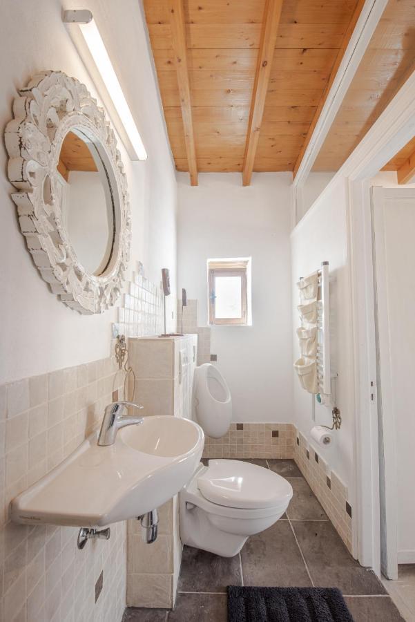 The Carob Tree Villa - Rustic Luxury Home With Access To Pool And Restaurant Larnaca Buitenkant foto